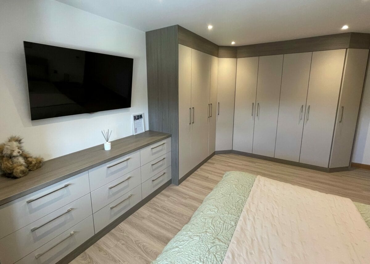 Fitted Bedroom by Mike Hughes Fitted Interiors of Barrow in Furness